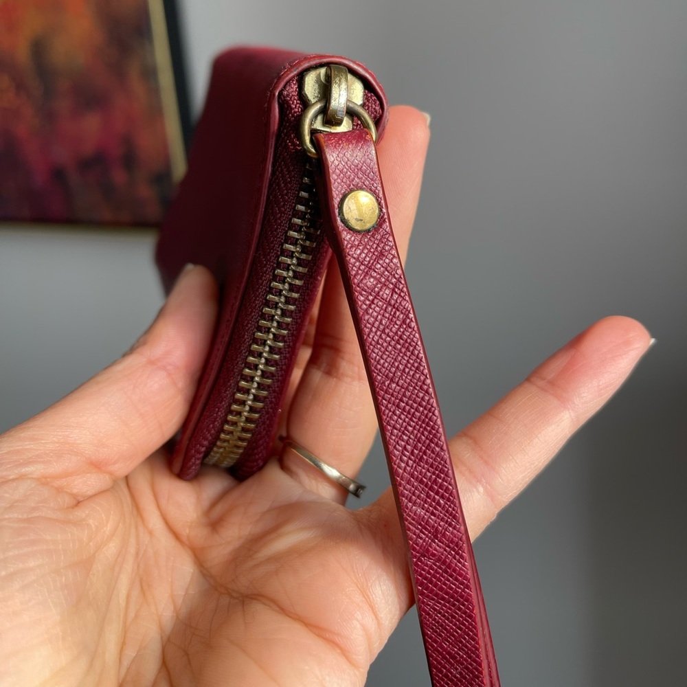 Vintage Roots Valencia wristlet wallet in red/burgundy saffiano-style leather - Picture 6 of 16